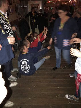 09_iphone2502vrijgezellenavondboerenbruidspaar.jpg
