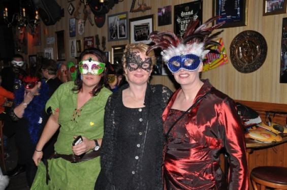 021_2702gemaskerdbal.jpg