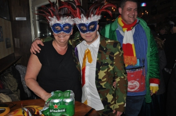 040_2702gemaskerdbal.jpg