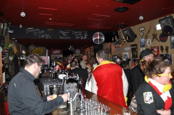 048_2702gemaskerdbal.jpg
