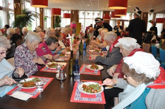 38_2802seniorenboerenbruiloftbewoners.jpg