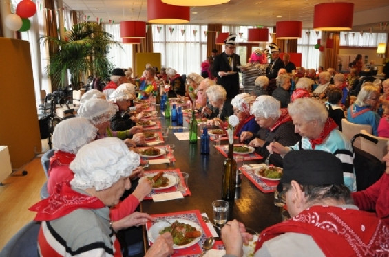 39_2802seniorenboerenbruiloftbewoners.jpg