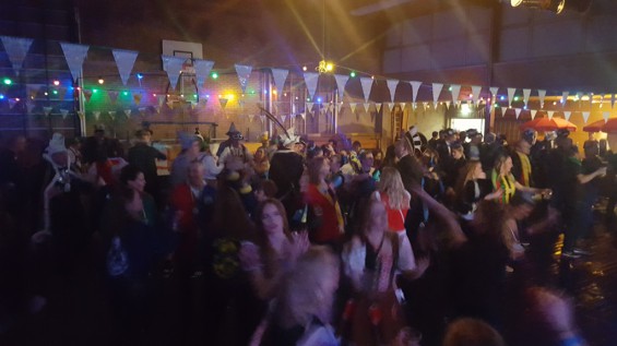 58_12-2001plasduikersbierfeest.jpg