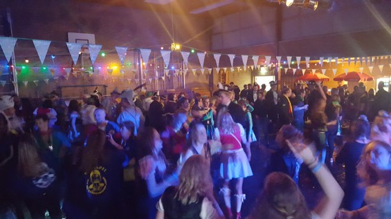 60_12-2001plasduikersbierfeest.jpg