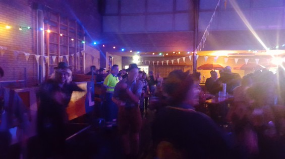 64_12-2001plasduikersbierfeest.jpg