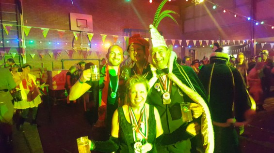 65_12-2001plasduikersbierfeest.jpg