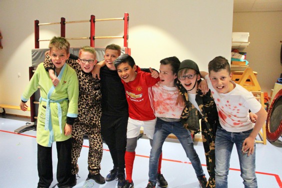 75_27-0503scholenbezoek.jpg