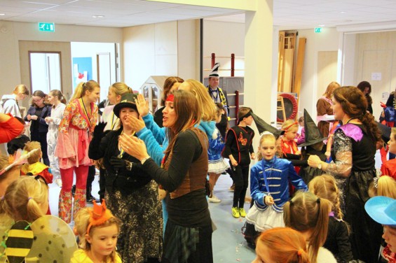 89_27-0503scholenbezoek.jpg